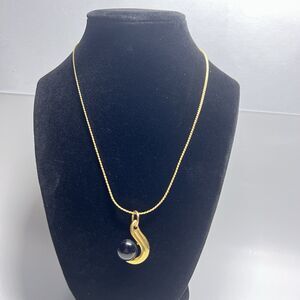 Vintage Signed Daria Gold Tone Swirl Pendant Necklace Black Cabochon 17.5" 1990s